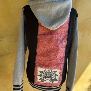 Independent Trading Co. Hoodie Black Gray Red Second Nature With Flower